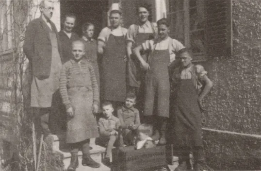 Gründer Franz Karg mit Familie und Schreinergesellen um 1936