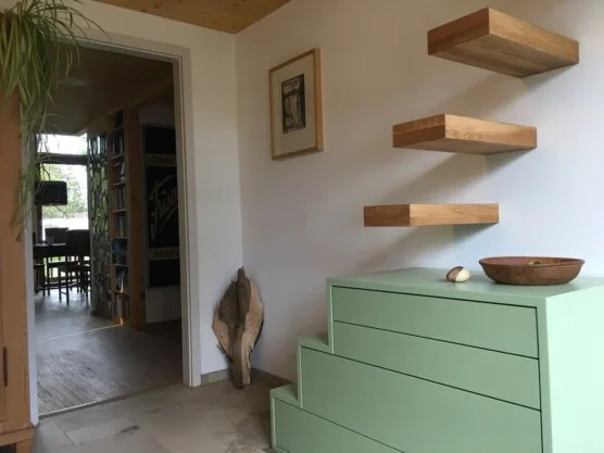 Treppenschrank in Mintgrün mit schwebenden Eichenstufen